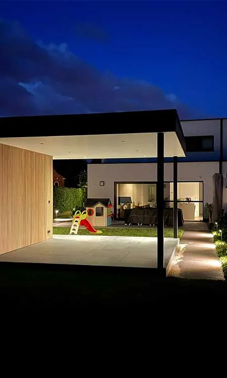 Terras met verlichting bij avond